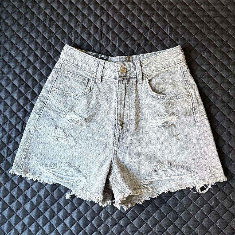 NEW H&M Divided Gray High Waist Distressed Mom Shorts, Size 2